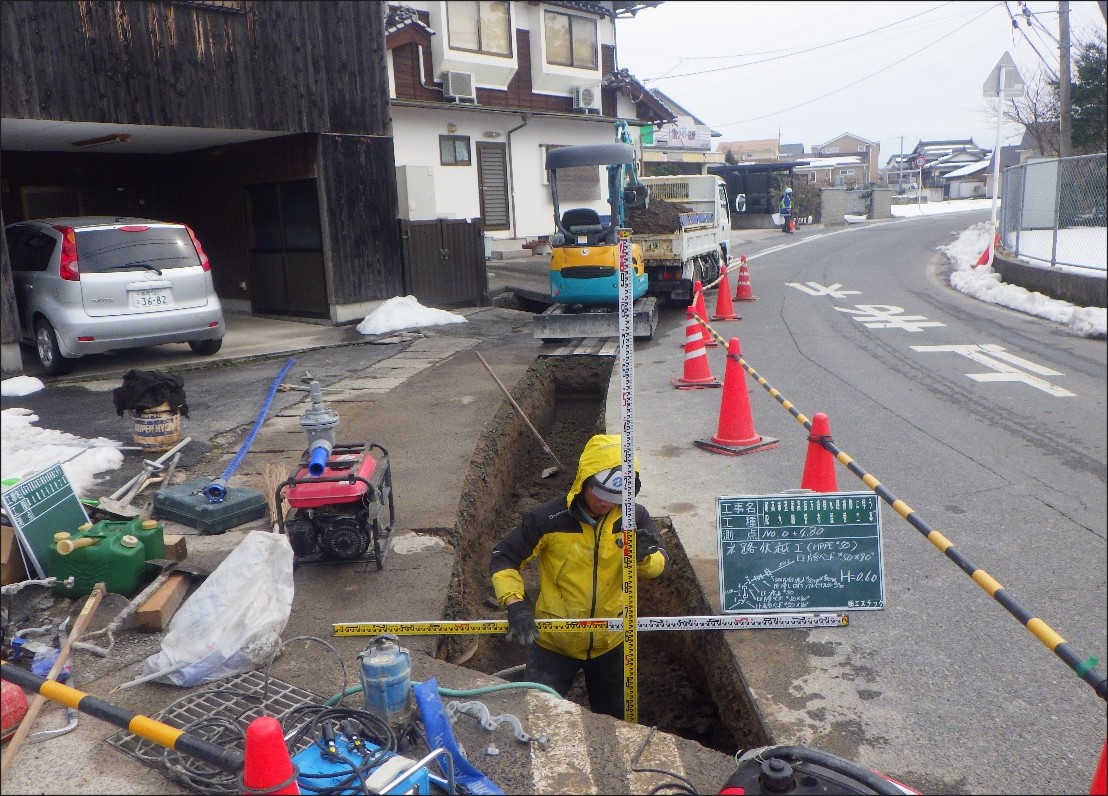 尾高市道尾高福万線排水路補修に伴う配水細管布設替工事